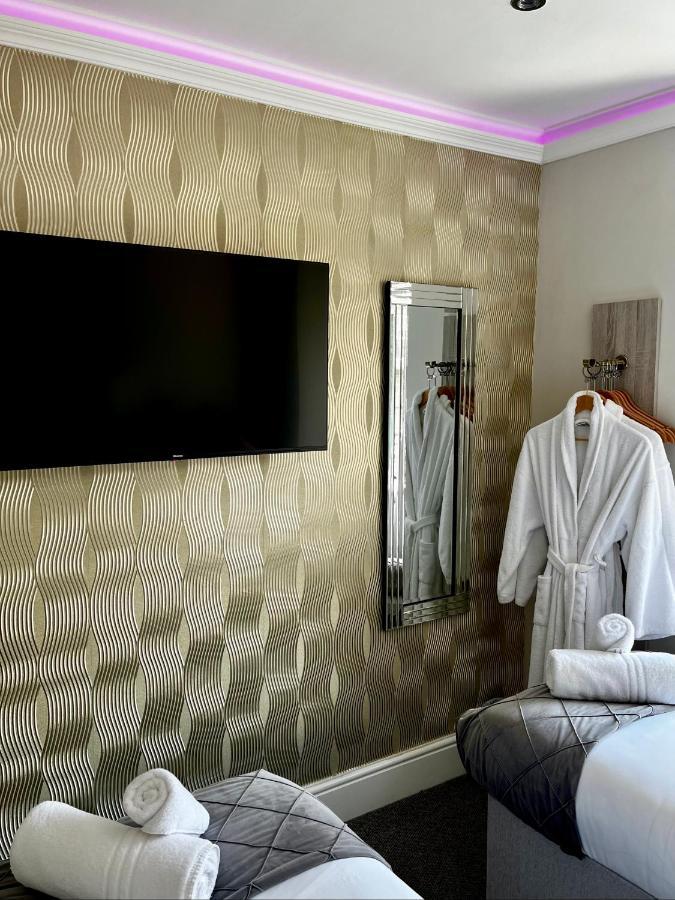 The Mews Boutique Deluxe Apartments, Sleep 2-6 People , Central Location, Free Parking Windermere Eksteriør billede