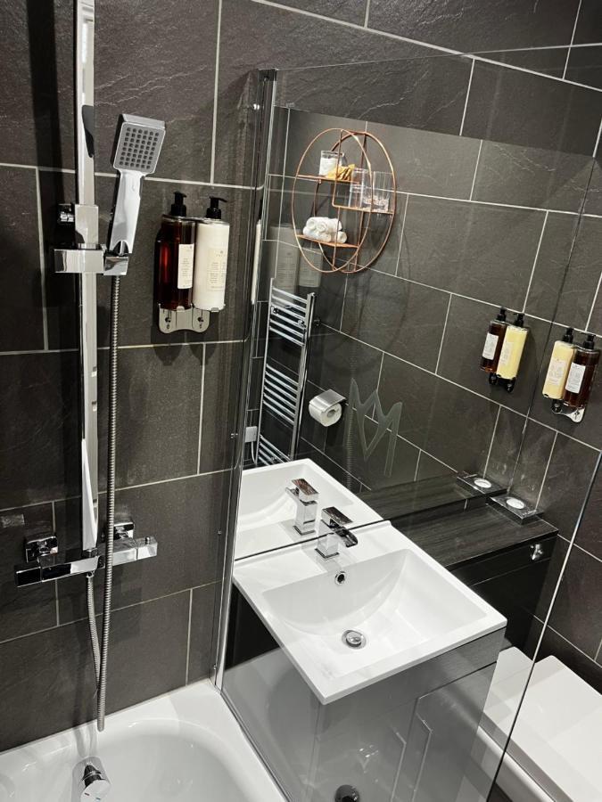The Mews Boutique Deluxe Apartments, Sleep 2-6 People , Central Location, Free Parking Windermere Eksteriør billede